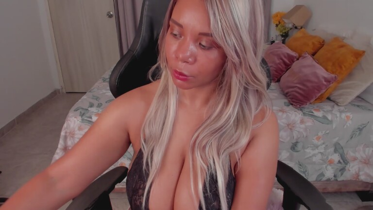 sofhylorenscum29's Streamate show and profile