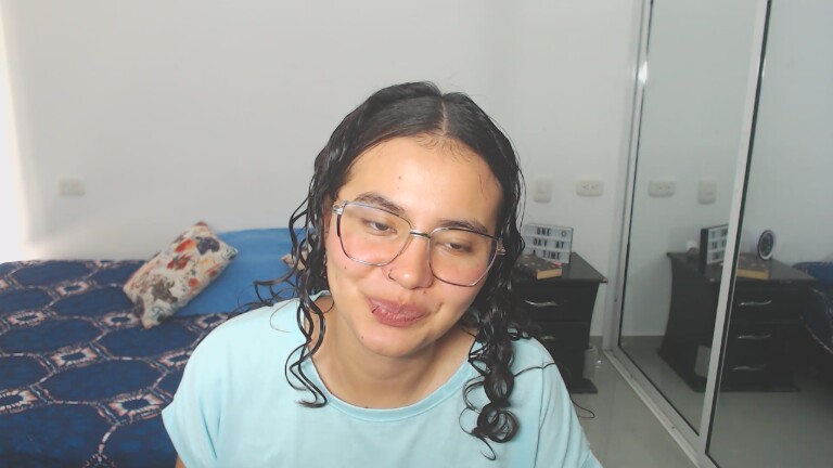 SuzzieV's Streamate show and profile