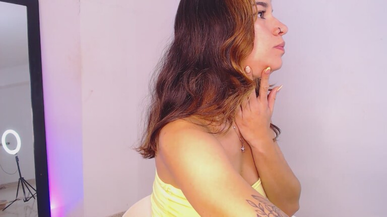 MIA_JHONNSON's Streamate show and profile