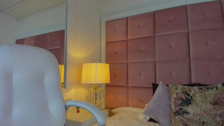 hollyBrisstol90's Streamate show and profile