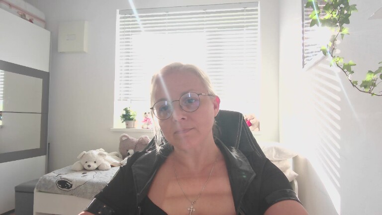 LinsyKim's Streamate show and profile