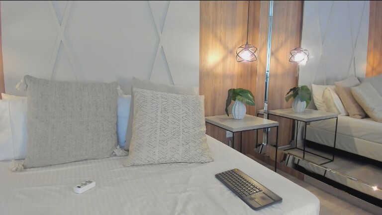 MarianneV's Streamate show and profile